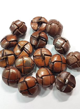 Пуговица на ножке плетеная кожа d-18мм коричневая с напылением - в интернет-магазине тканей Тессутидея арт. F-5647