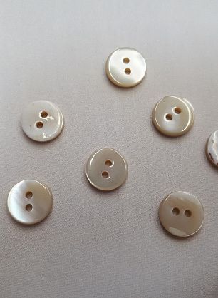 Пуговица ракушка 2 прокола d-10мм бежевая - в интернет-магазине тканей Тессутидея арт. F-3945