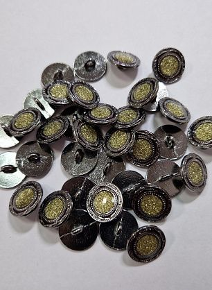 Пуговица на ножке металл серебро d-15мм черно-серебряная с желтой вставкой - в интернет-магазине тканей Тессутидея арт. F-5997