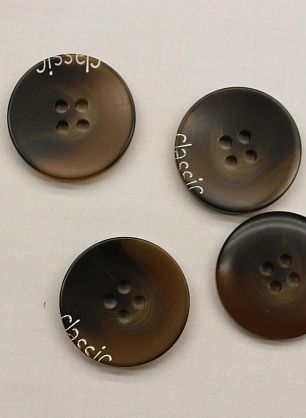 Пуговица пластик 4 прокола d-25мм коричневая с надписью - в интернет-магазине тканей Тессутидея арт. F-6658