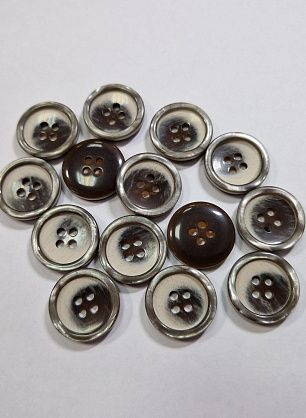 Пуговица костюмная пластик 4 прокола d-20мм коричнево-молочная с перламутровым ободком - в интернет-магазине тканей Тессутидея арт. F-6026