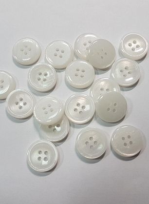 Пуговица пластик 4 прокола d-15мм белая - в интернет-магазине тканей Тессутидея арт. F-5677