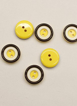 Пуговица пластик 2 прокола d-15мм желтая с бело-коричневым ободком - в интернет-магазине тканей Тессутидея арт. F-6569