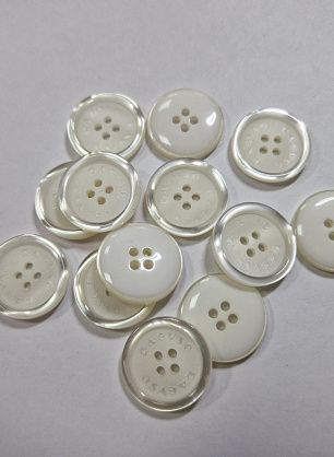 Пуговица пластик 4 прокола d-20мм молочная с перламутровым ободком - в интернет-магазине тканей Тессутидея арт. F-5961