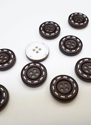 Пуговица пластик 4 прокола d-18мм коричневая с белой строчкой - в интернет-магазине тканей Тессутидея арт. F-4207