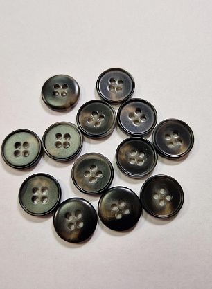 Пуговица костюмная пластик 4 прокола d-15мм черная с серыми вкраплениями - в интернет-магазине тканей Тессутидея арт. F-5917