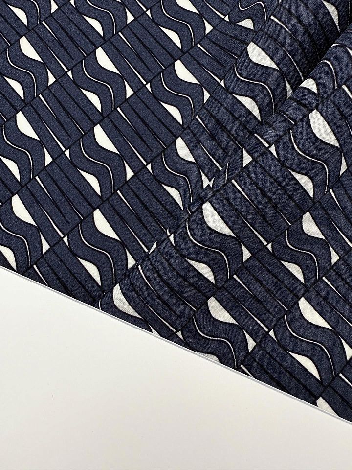 Шелк атлас стрейч (н) серый геометрический рисунок на белом - итальянские ткани Тессутидея арт. 10-4867