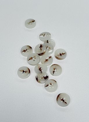 Пуговица пластик под рог 4 прокола d-11мм бело-коричневая - в интернет-магазине тканей Тессутидея арт. F-7133