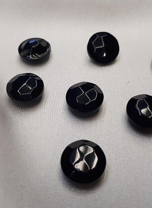 Пуговица пластик на ножке d-10-12мм черная с гранями - в интернет-магазине тканей Тессутидея арт. F-3832