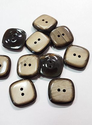 Пуговица рог 2 прокола d-20мм квадратная бежево-коричневая - в интернет-магазине тканей Тессутидея арт. F-5555