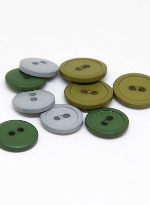 Пуговица пластик 2 прокола d-14-16мм зеленая, серая, горчичная - в интернет-магазине тканей Тессутидея арт. F-4631
