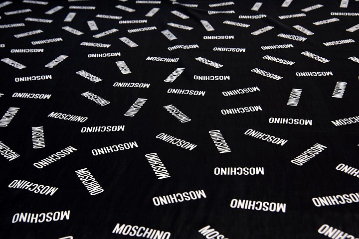 Подкладочная (н) белые надписи на черном в стиле Moschino - итальянские ткани Тессутидея арт. 08-1075