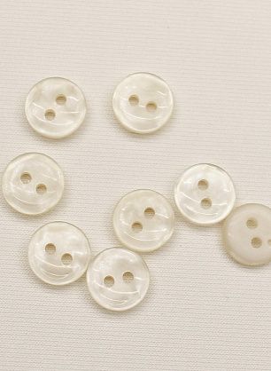 Пуговица пластик 2 прокола d-11мм светло-бежевая - в интернет-магазине тканей Тессутидея арт. F-6536
