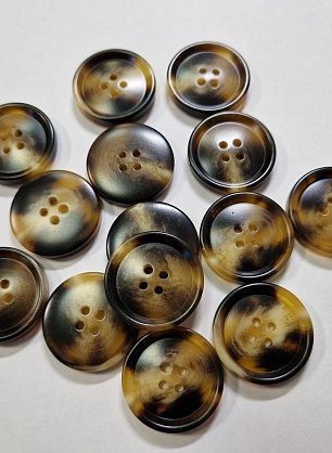 Пуговица костюмная пластик 4 прокола d-28мм коричнево-бежевая - в интернет-магазине тканей Тессутидея арт. F-5934