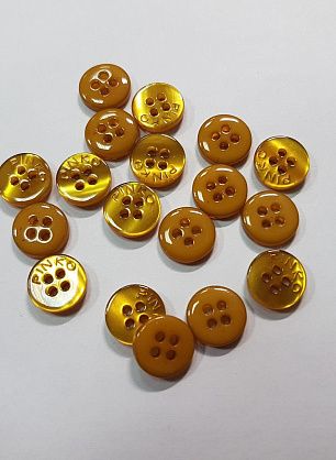 Пуговица пластик 4 прокола d-9мм горчичная перламутровая Pinko - в интернет-магазине тканей Тессутидея арт. F-5558