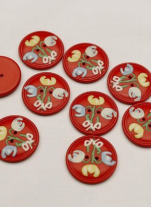 Пуговица пластик 2 прокола d-20мм красная с цветами - в интернет-магазине тканей Тессутидея арт. F-6869
