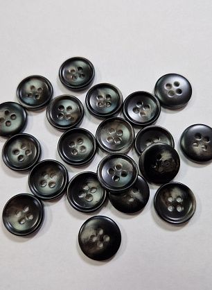 Пуговица костюмная пластик 4 прокола d-15мм черно-серая - в интернет-магазине тканей Тессутидея арт. F-5933