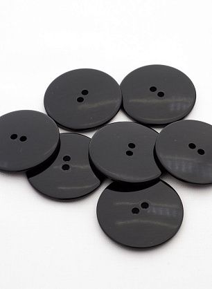 Пуговица пластик 2 прокола d-47мм черная - в интернет-магазине тканей Тессутидея арт. F-4492