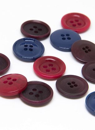 Пуговица пластик 4 прокола d-17мм синяя, бордовая, баклажановая - в интернет-магазине тканей Тессутидея арт. F-4615