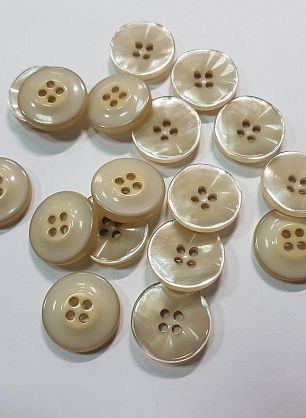 Пуговица пластик 4 прокола d-20мм бежевая перламутровая - в интернет-магазине тканей Тессутидея арт. F-5573