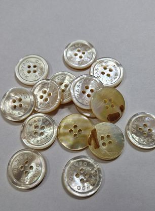 Пуговица костюмная ракушка 4 прокола d-20мм молочная - в интернет-магазине тканей Тессутидея арт. F-5988