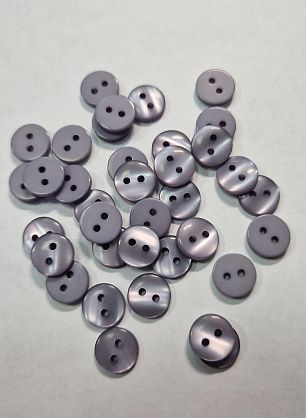 Пуговица пластик 2 прокола d-9мм светло-фиолетовая - в интернет-магазине тканей Тессутидея арт. F-5757