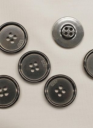 Пуговица металл никель 4 прокола d-23мм с надписью 6267 - в интернет-магазине тканей Тессутидея арт. F-6876