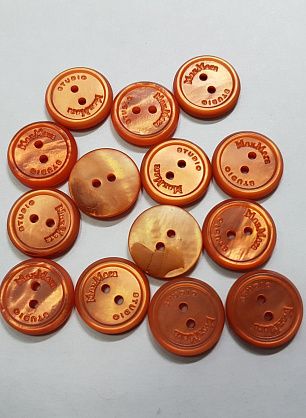 Пуговица ракушка 2 прокола d-17мм оранжевая MaxMara - в интернет-магазине тканей Тессутидея арт. F-5182