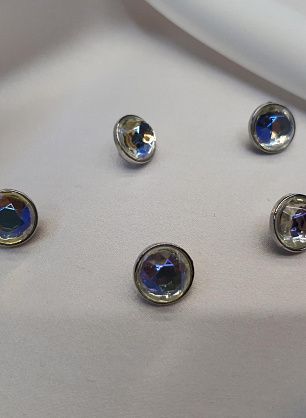 Пуговица металл серебро на ножке с цветным стразом Swarovski d-10мм  - в интернет-магазине тканей Тессутидея арт. F-3901