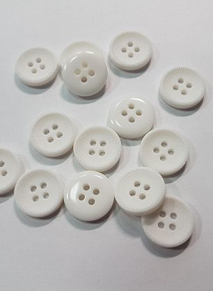 Пуговица пластик 4 прокола d-14мм белая - в интернет-магазине тканей Тессутидея арт. F-5534