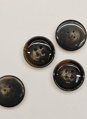 Пуговица пластик 4 прокола d-26мм бежево-коричневая Max Mara - итальянские ткани Тессутидея F-6524