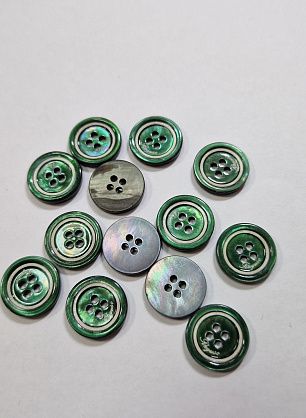 Пуговица костюмная ракушка 4 прокола d-15мм зеленая с серебряным ободком с надписью - в интернет-магазине тканей Тессутидея арт. F-5992