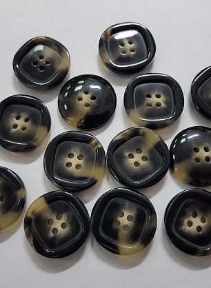 Пуговица пластик 4 прокола d-25мм черно-бежевая - итальянские ткани Тессутидея F-5215