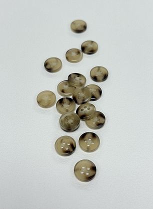 Пуговица пластик под рог 4 прокола d-11мм светло-коричневая - в интернет-магазине тканей Тессутидея арт. F-7136