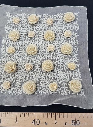 Аппликация бежевая из цветов, стекляруса и пайеток на органзе 23*26см - в интернет-магазине тканей Тессутидея арт. F-5031