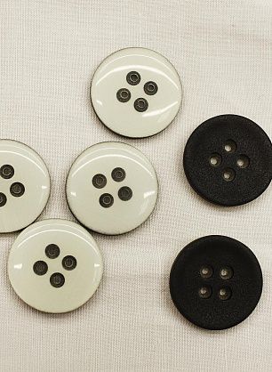 Пуговица пластик 4 прокола d-23мм черная - в интернет-магазине тканей Тессутидея арт. F-6978