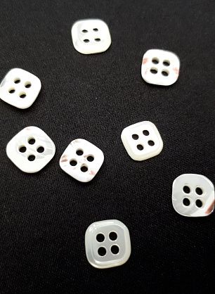 Пуговица ракушка 4 прокола d-8мм квадратная айвори - в интернет-магазине тканей Тессутидея арт. F-3930