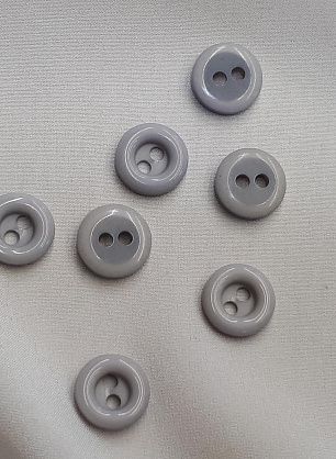Пуговица пластик 2 прокола d-10мм светло-серая с ободком - в интернет-магазине тканей Тессутидея арт. F-3928
