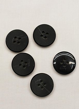 Пуговица пластик 4 прокола d-18мм черная с серой полоской - в интернет-магазине тканей Тессутидея арт. F-6789