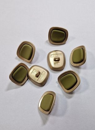 Пуговица металл золото на ножке d-16мм бежевая с зеленой вставкой  - в интернет-магазине тканей Тессутидея арт. F-6054