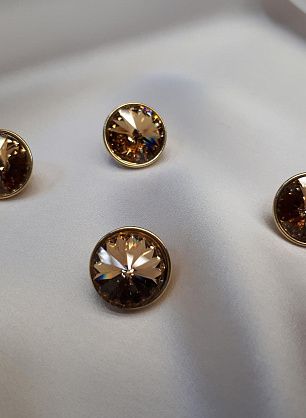 Пуговица металл золото на ножке с крупным бежевым стразом Swarovski d-16мм  - в интернет-магазине тканей Тессутидея арт. F-3898