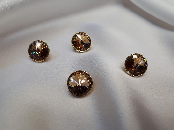Пуговица металл золото на ножке с крупным бежевым стразом Swarovski d-16мм  - итальянские ткани Тессутидея арт. F-3898