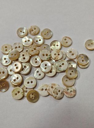 Пуговица ракушка 2 прокола d-9мм светло-бежевая - итальянские ткани Тессутидея.