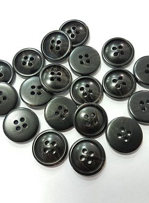 Пуговица пластик 4 прокола d-16мм черная с коричневыми прожилками - в интернет-магазине тканей Тессутидея арт. F-4900