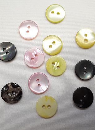 Пуговица ракушка 2 прокола d-13мм хаки, желтая, розовая - в интернет-магазине тканей Тессутидея арт. F-3982