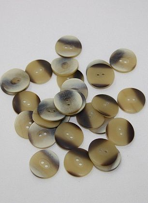 Пуговица рог 2 прокола бело-бежевая d-20mm  - в интернет-магазине тканей Тессутидея арт. F-2539