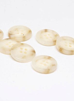 Пуговица пластик 4 прокола d-18мм молочно-бежевая - в интернет-магазине тканей Тессутидея арт. F-4684