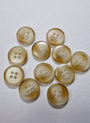 Пуговица костюмная пластик 4 прокола d-18мм бежевая с молочными вкраплениями - итальянские ткани Тессутидея F-5912