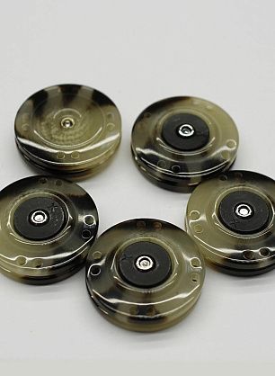 Кнопка пластик d-25мм бежево-коричневая - в интернет-магазине тканей Тессутидея арт. F-7003