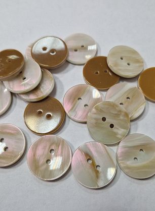 Пуговица пластик 2 прокола d-22мм бело-бежево-розовая - в интернет-магазине тканей Тессутидея арт. F-5766